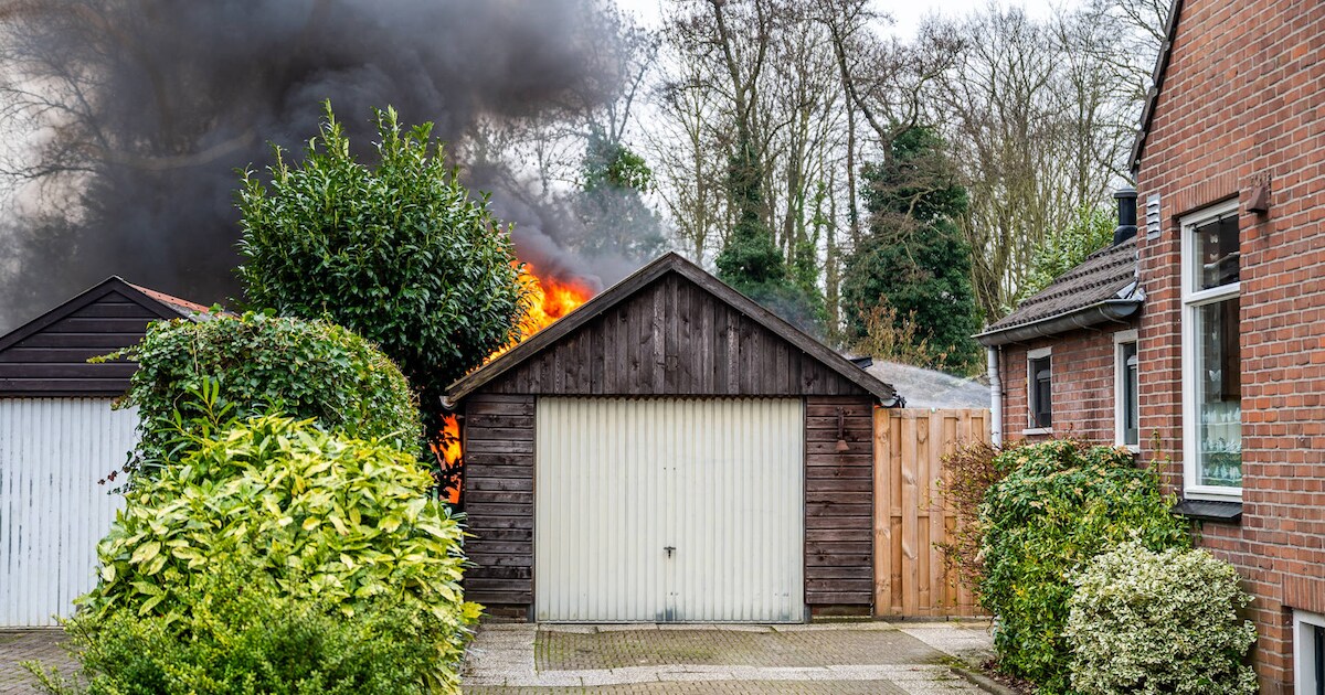 Uitslaande brand legt houten schuur in Appelscha in de as