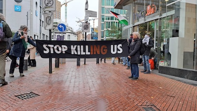 Demonstranten van Extinction Rebellion versperren ingang en binden zich vast aan meubels in ING bank