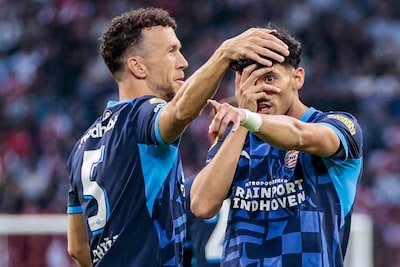 Tolu zet Ajax op gelijke hoogte in vermakelijke topper tegen PSV
