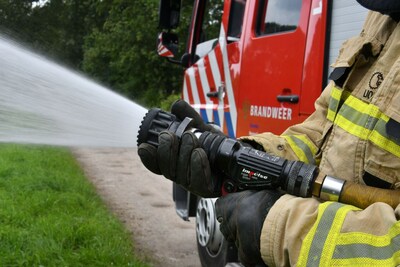 Brandweer onderzoekt vreemde lucht op Floretstraat in Rotterdam