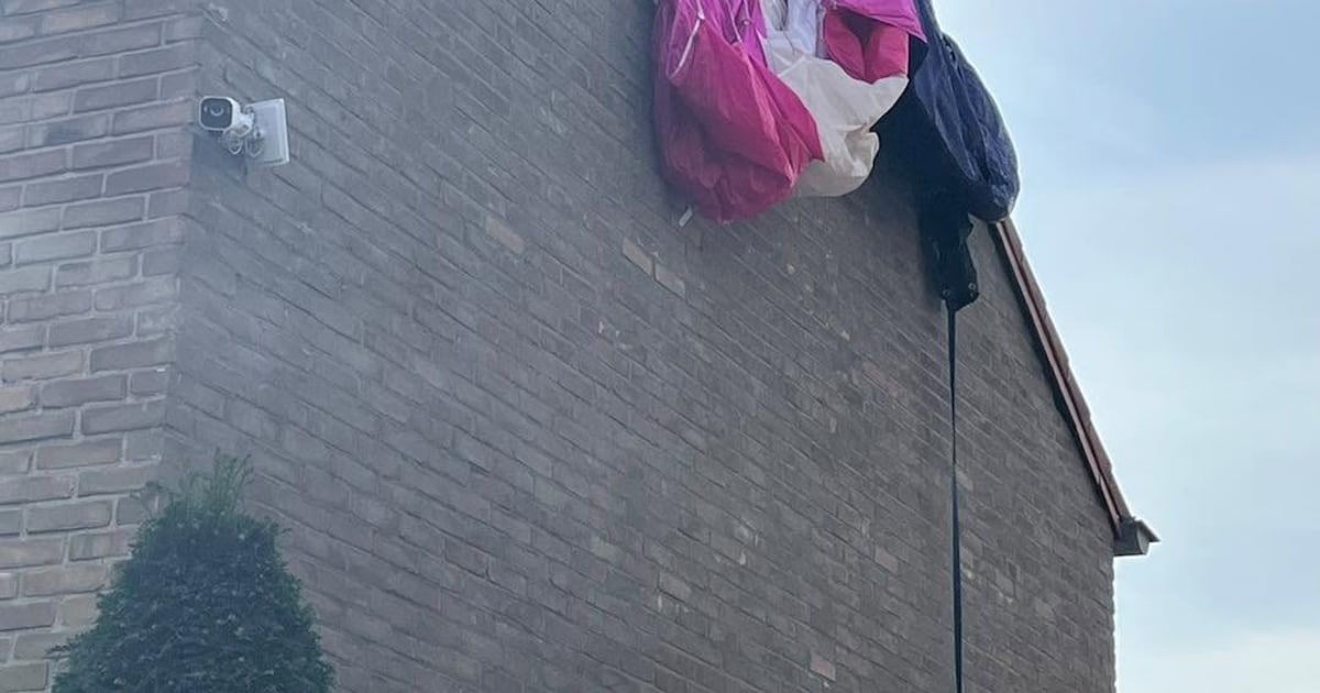 Parachutist belandt op dak van woning in Loosdrecht en loopt via dakraam naar binnen