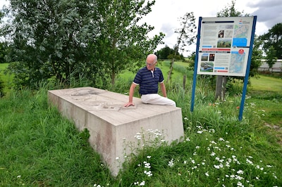 Dit witte blok naast de M.A. Reinaldaweg vertelt een stukje Nederlandse geschiedenis