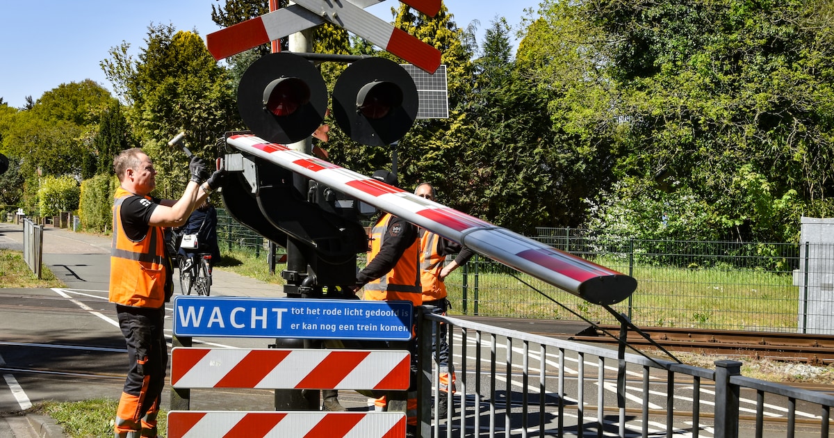 Auto knalt door spoorbomen in Driebergen en rijdt door