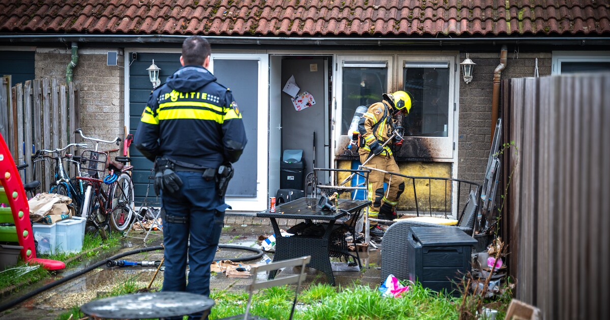 Brand in tuin van woning aan de Blauwvoethoek in Spijkenisse: politie start onderzoek