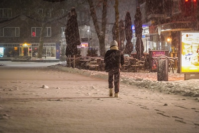Flinke sneeuwval in het Noorden: Vrachtwagen rijdt zich vast op Rondweg bij Emmen