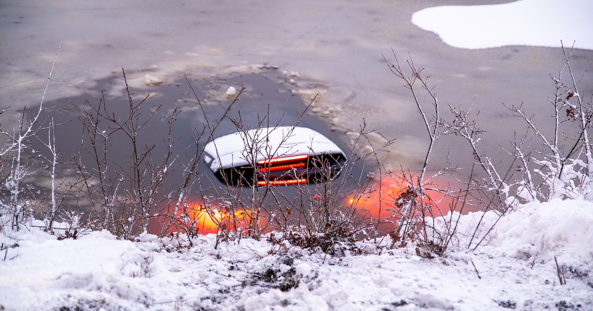 Auto zinkt weg in bevroren sloot in Oldeberkoop