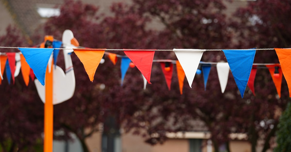 Feestelijke optocht en spelletjes tijdens Koningsdag in Zwartewaal