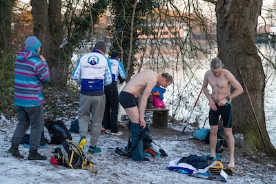 Het vriest dat het kraakt en zij duiken het water in: ‘Het mooiste is als er om ons heen geschaatst 