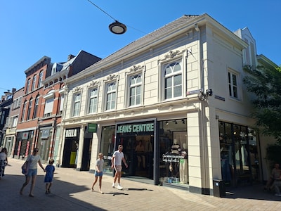 Achter deze opvallende ramen in de Heuvelstraat wonen straks mensen