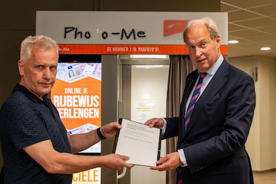 Oorlog om eenvoudig fotohokje in gemeentehuis: stukje service of broodroof?