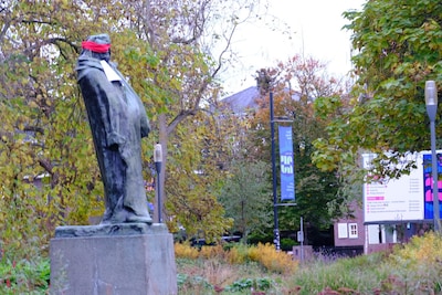 Bekende standbeelden in Eindhoven hebben ineens een blinddoek om: ‘Stilte over klimaatcrisis doorbre