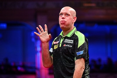 Nieuwe tik voor Michael van Gerwen: direct klaar in Basel na nederlaag tegen nummer 56 van de wereld