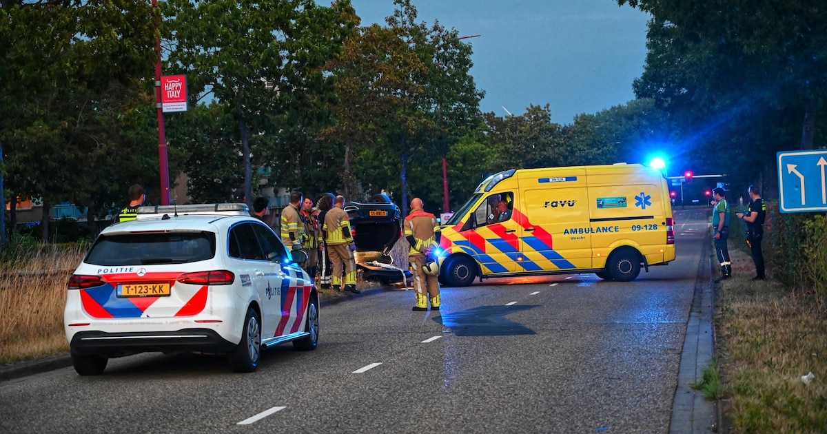 Auto belandt op de kop op Zuidstedeweg in Nieuwegein