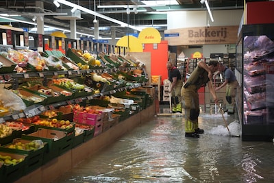 Natte voeten in de Lidl in Bunschoten, supermarkt verwacht dinsdag open te kunnen