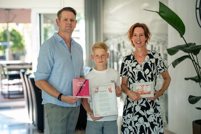 Zoon Tim (11) stelt vanaf de achterbank de confronterende vraag: ‘Hoe waren mijn zusjes eigenlijk?’