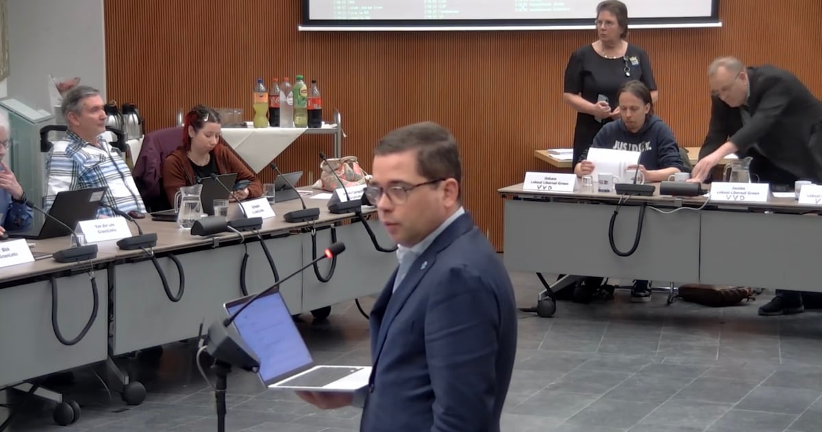 Burgemeester laat VVD-fractievoorzitter verwijderen uit tumultueuze raadsvergadering: ‘U móét stemme