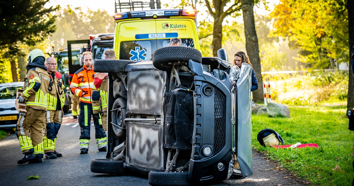 Brommobiel belandt op zijkant bij botsing met wegversmalling in Donkerbroek