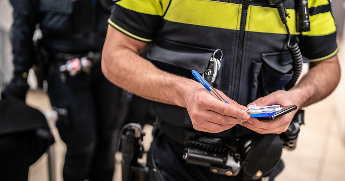 Man gewond bij steekpartij in Amsterdam Nieuw-West, politie zoekt in omgeving naar verdachte