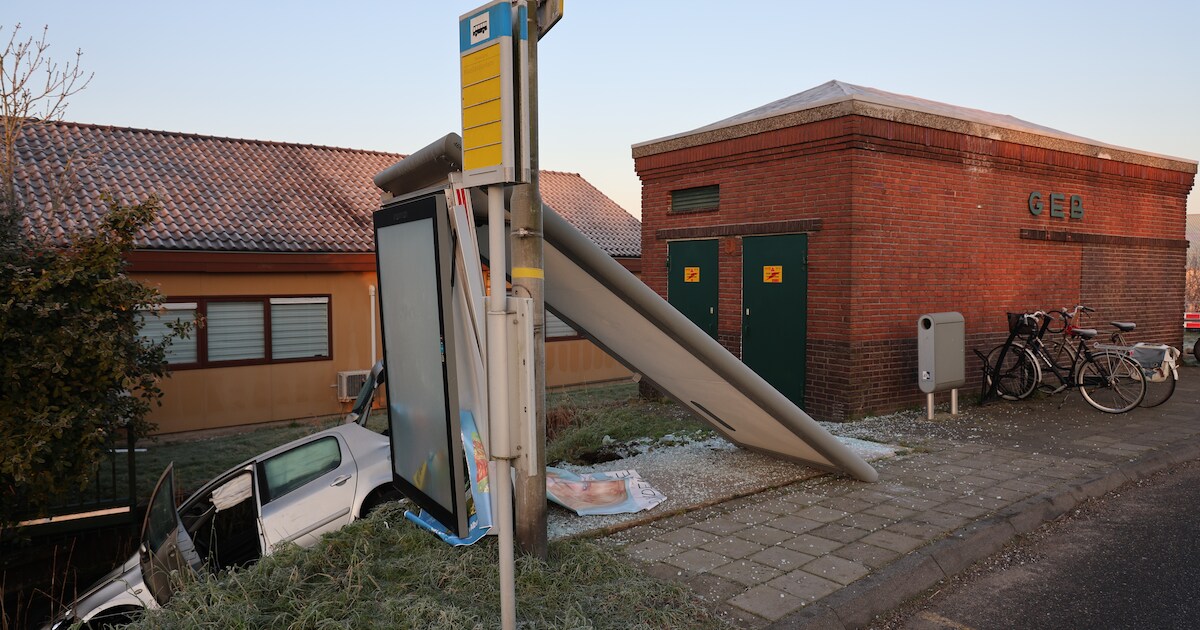 Automobilist mist bocht, rijdt dwars door bushokje heen en belandt in de sloot in Maasland