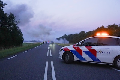 Bestelbus vliegt in brand op Drontermeerdijk in Dronten