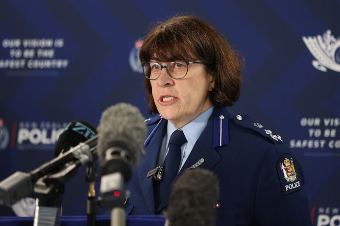 Jill Rogers van de Nieuw-Zeelandse politie tijdens een persconferentie.