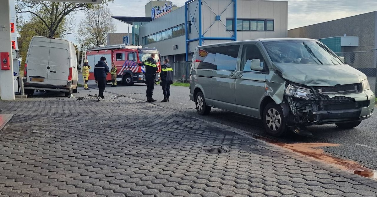 Busjes raken elkaar bij tankstation: voertuig eindigt tegen pomp in Vollenhove