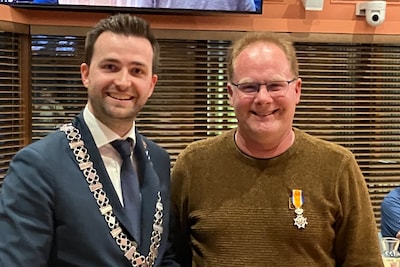 Zeven raadsleden Heeze-Leende zwaaien af; lintje voor Dennis Keuten