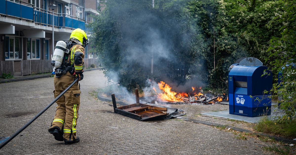 Veel rook bij brand naast ondergrondse container in Spijkenisse