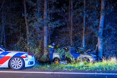Auto crasht na achtervolging op A58 bij Sint Willebrord; twee inzittenden gewond