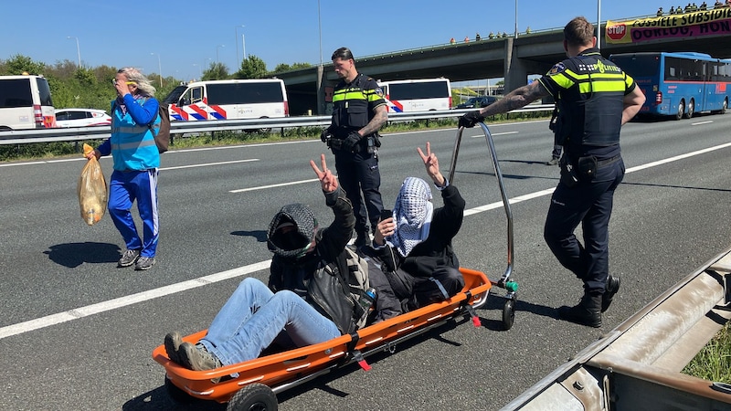 per-brancard-worden-actievoerders-van-extinction-rebellion-verwijderd-van-de-a12-bij-utrecht