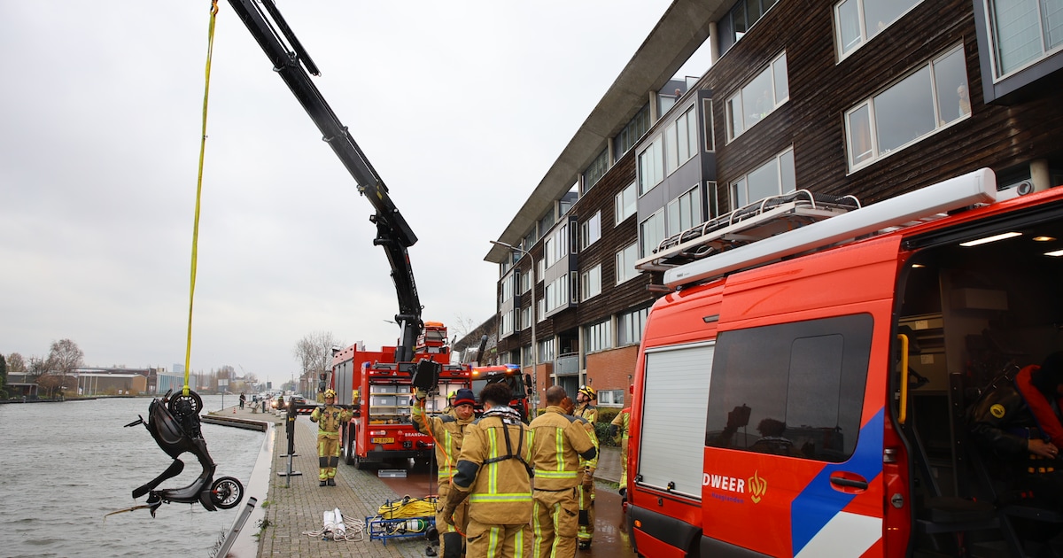 Magneetvisser vindt scooter, brandweer zoekt mogelijke drenkeling