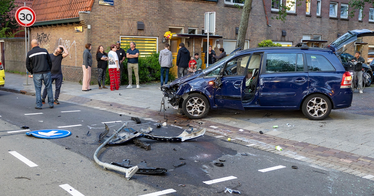 Auto slaat over de kop na botsing met wegafscheiding in Haarlem