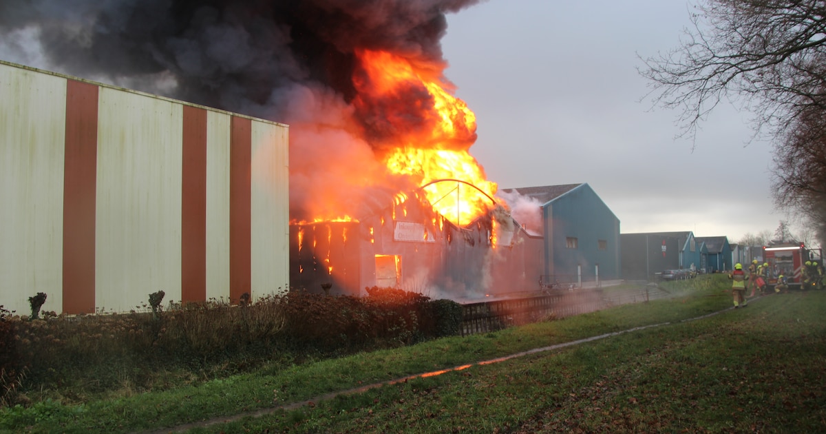 Uitslaande brand bij auto bedrijf en opslag voor pluche beren op de Mossel in Noord-Scharwoude