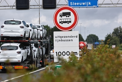 Nu is het écht verboden voor truckers om over de Merwedebrug te rijden: de verkeersborden staan er