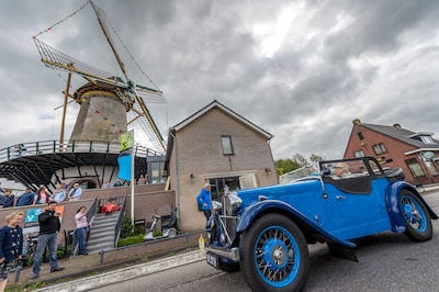 Hollandsche IJsselrit nadert: oldtimers kijken in Nieuwerkerk
