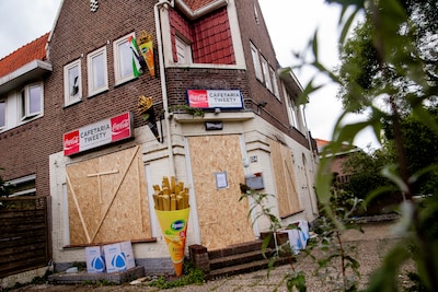 Tien dagen na gasexplosie is het opnieuw onrustig bij leegstaande friettent: buurt wil uitleg van bu