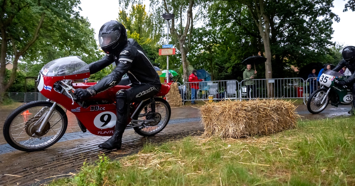Onder de paraplu genieten van scheurende klassieke motoren