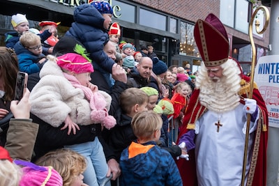 Sinterklaas komt per boot aan in Amersfoort, gevolgd door rondrit door binnenstad: ‘Voelt als vanoud