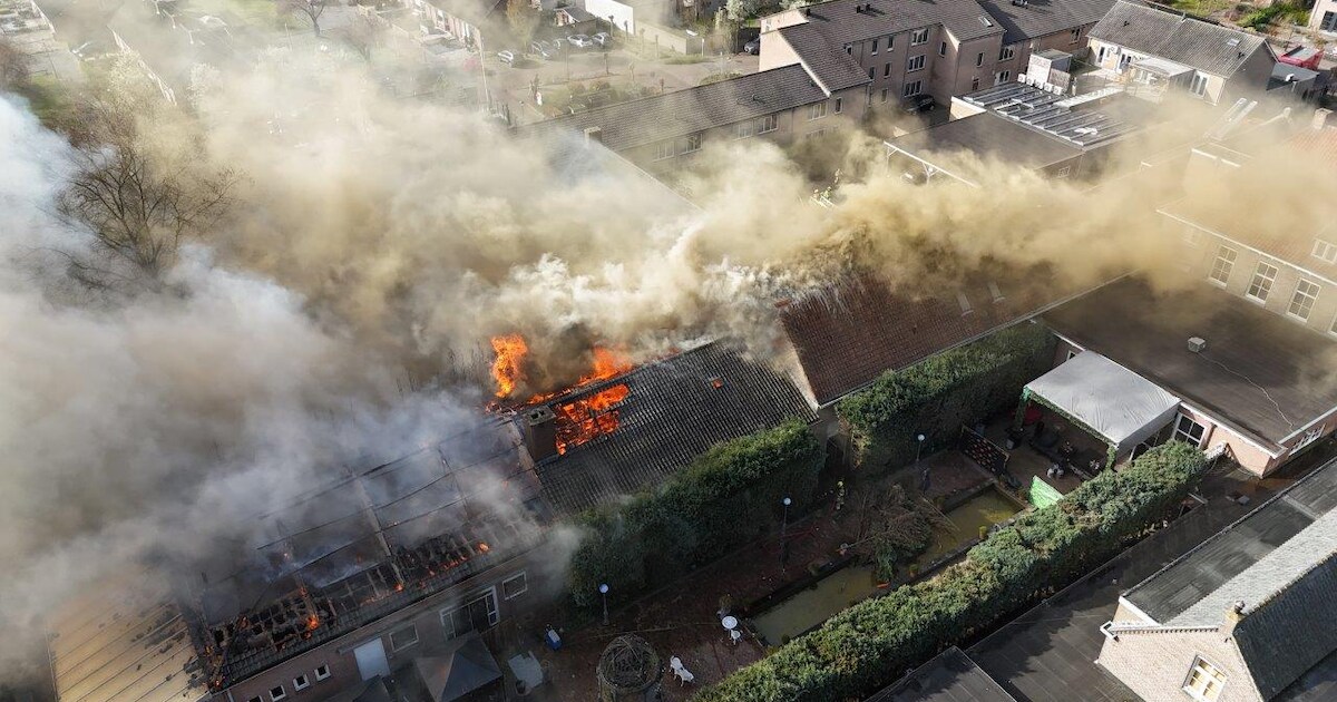 Zeer grote brand in Nuland onder controle, één persoon naar het ziekenhuis na inademen van rook