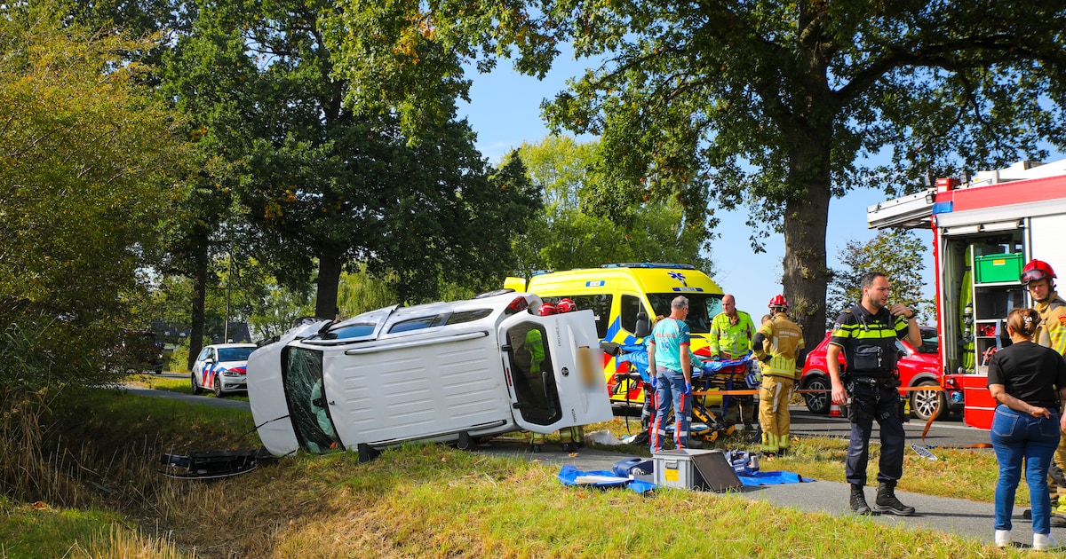 Automobiliste botst tegen boom en belandt op fietspad tussen Apeldoorn en Teuge