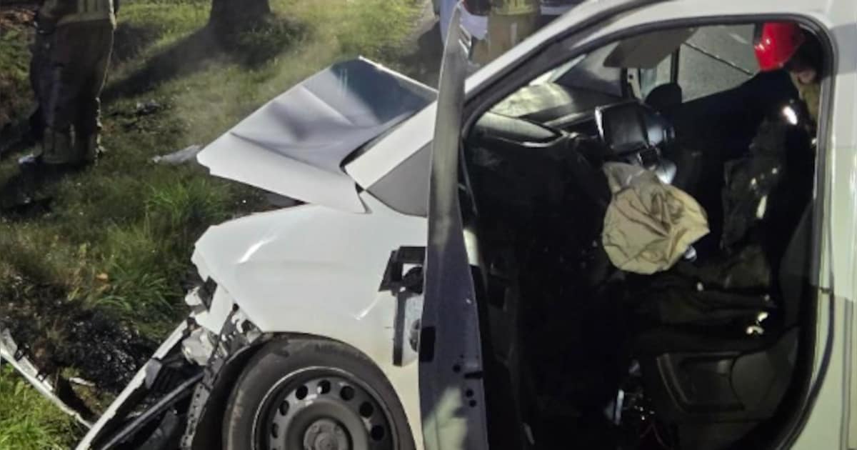 Auto botst tegen boom in Esbeek, bestuurder (20) met spoed naar ziekenhuis
