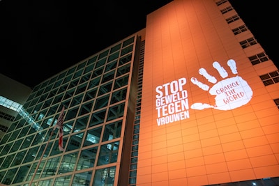 Gebouwen in Den Haag staan in oranje schijnwerpers