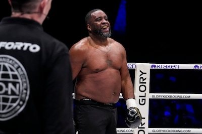 Balende Bredanaar zit nog vol vuur na nederlaag bij Glory: ‘Ben misschien oud, maar kan nog met de j