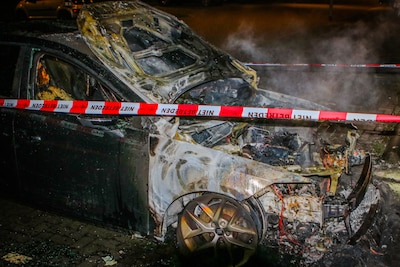 Geparkeerde auto in brand in Arnhem