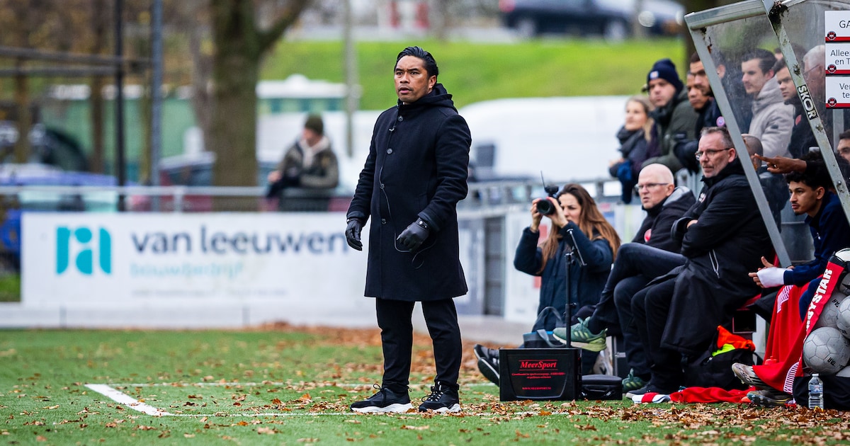 Supporters maken apengeluiden en gooien bier, trainer hoopt op maatregelen: ‘Aantal hersenlozen die 
