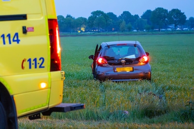 Auto belandt in weiland na botsing in Berghem, inzittende nagekeken