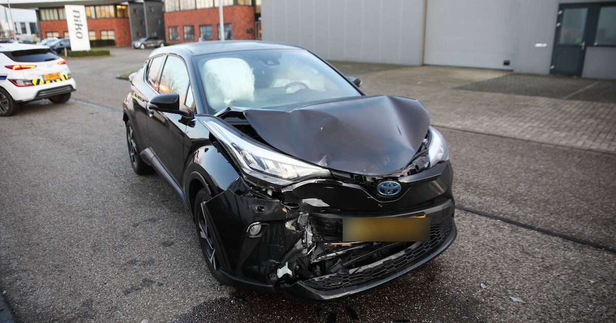 Flinke schade na botsing tussen auto en ambulance in Vaassen