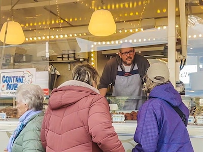 Oliebollenbakker Dennis heeft een nieuwe tompoucebol: 'Mensen komen er speciaal voor'