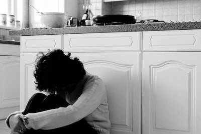 Vrouw slaapt met haar pubers in één bed, terwijl ex-man in gezinshuis woont: rechter grijpt in