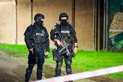 LIVE schietpartij Overasselt | Zwaarbewapende agenten op straat in Overasselt, politie controleert verkeer op A73